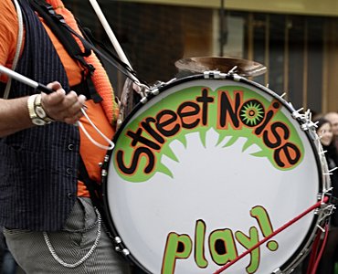 bass drum street noise play